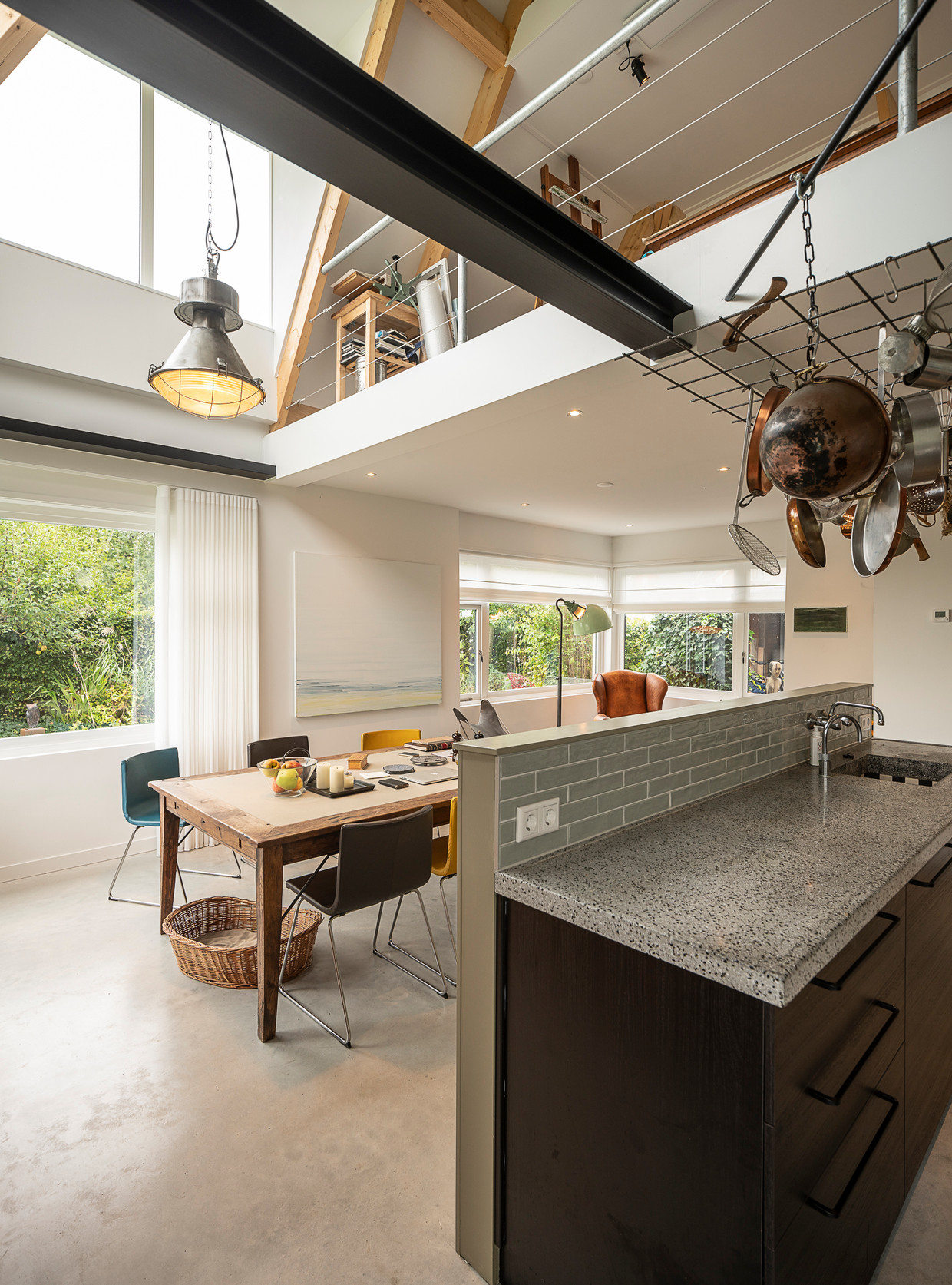  De stalen steunbalken zijn geïntegreerd in het moderne interieur. Beeld Harry Cock