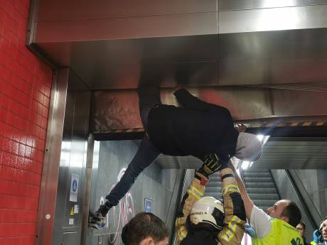 Man overleden na beknelling in rolluik op  metrostation in Brussel