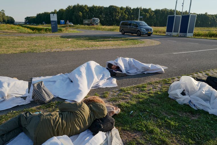 Mensen die noodgedwongen buiten slapen bij Ter Apel Beeld Getty Images