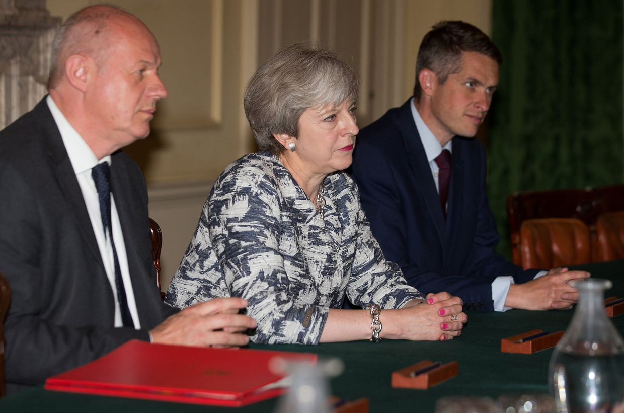 De Britse premier Theresa May en haar naaste medewerker Damian Green (links) tijdens de besprekingen over een nieuwe coalitie in juni.  Beeld Photo News