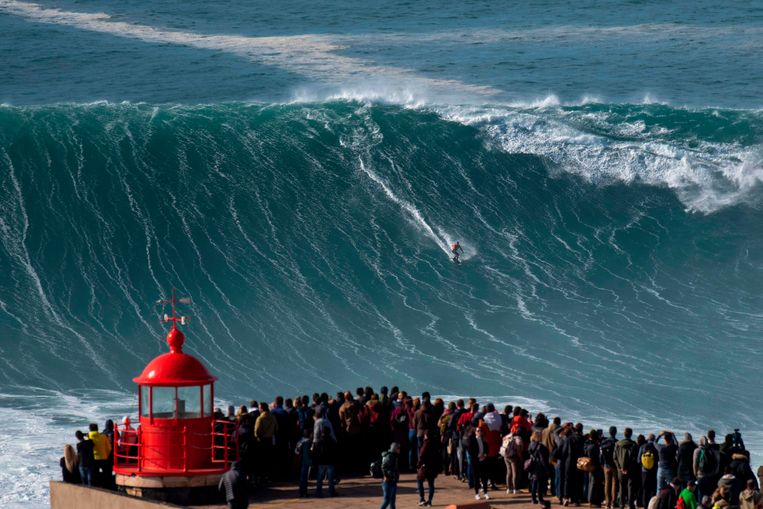 De  Braziliaanse surfer Rodrigo Koxa tijdens een free surfsessie bij het Portugese Nazaré. De golven kunnen daar wel 30 meter hoog worden. Beeld AFP