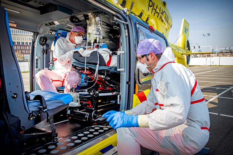 Een traumahelikopter wordt ingezet om coronapatiënten van het Jeroen Bosch Ziekenhuis in Den Bosch over te brengen naar ziekenhuizen in Duitsland, april 2020. Beeld Patrick van Katwijk / BSR Agency
