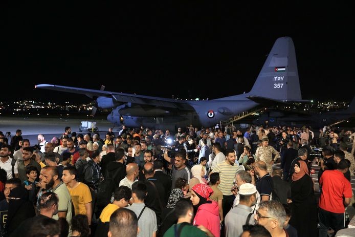 Uit Soedan geëvacueerde Jordaniërs, Palestijnen, Irakezen, Syriërs en Duitsers verlaten het vliegtuig in Amman, Jordanië.