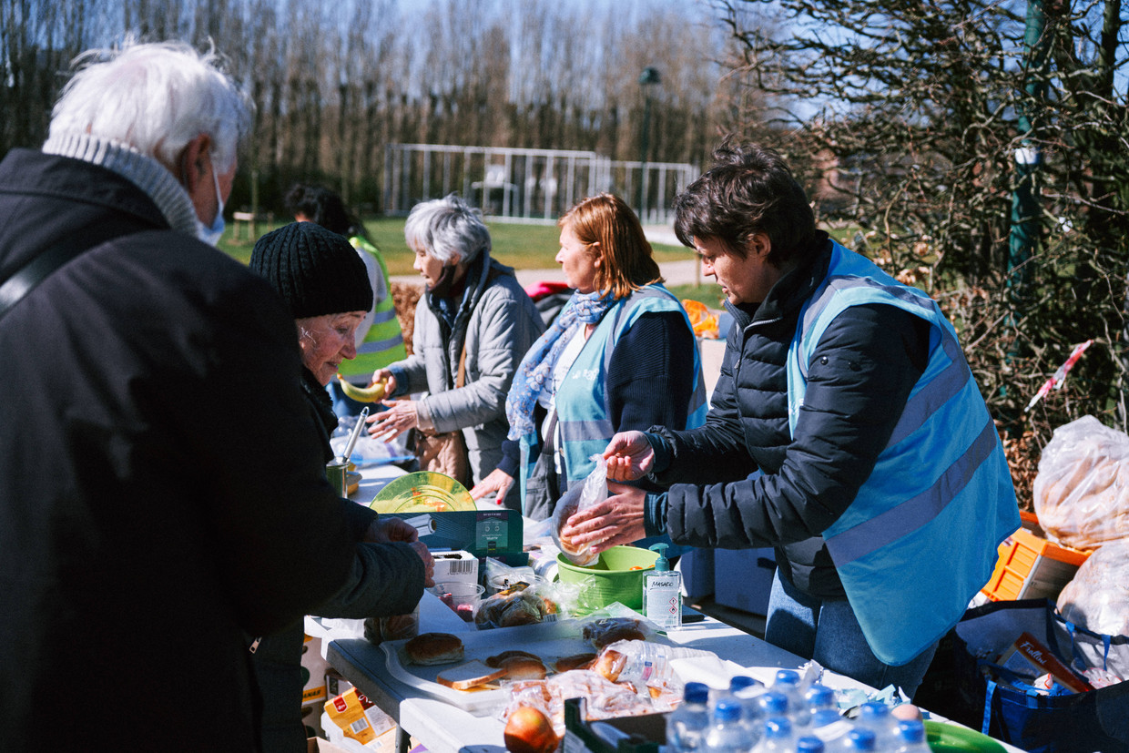 Oekraïense vluchtelingen aan de Heizel krijgen eten en drinken aangeboden.
 Beeld Thomas Sweertvaegher