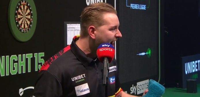 Dimitri Van den Bergh zweept publiek op
