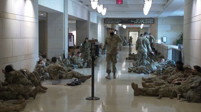 Des soldats de la Garde nationale américaine dorment dans les couloirs du Capitole en attendant l'investiture de Joe Biden.