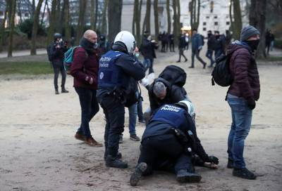 Lancers de bouteilles, gaz lacrymogène: échauffourées lors de la manifestation à Bruxelles contre l'obligation vaccinale et le CST