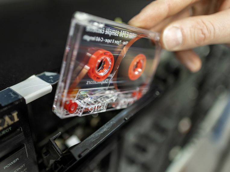 De compact cassette, een uitvinding die Philips in 1963 presenteerde. De compact cassette was decennialang enorm populair, maar verloor het onder meer van het streamen van muziek. Maar de laatste tijd is het ‘bandje’ weer aan een bescheiden opmars bezig.  Beeld Herman Engbers