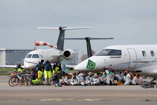 Een groep van minstens honderd klimaatactivisten heeft vanmiddag het vliegveld op Schiphol betreden waar de privévliegtuigen staan.
