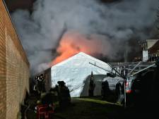 Flinke schuurbrand in Tilburg, brandweer uren bezig met nablussen