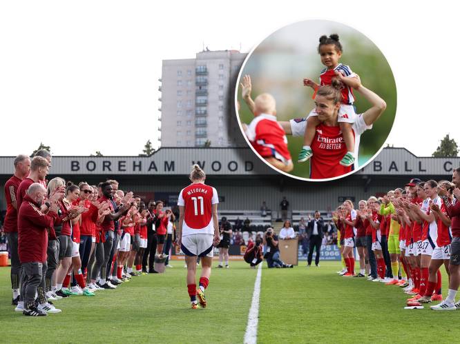 Staande ovatie voor Vivianne Miedema bij emotioneel afscheid van Arsenal