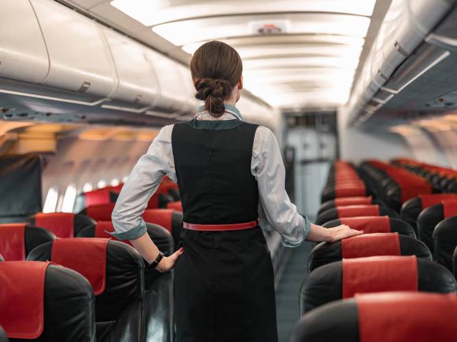 Stewardess krijgt compensatiepakket van zes cijfers na breken been op zeven plaatsen tijdens turbulentie: “Ik sta voor altijd aan de grond”
