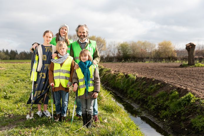 Het gezin Cornelis uit Sint-Maria-Aalter duikt zelfs graag de grachten in om zwerfvuil op te halen.
