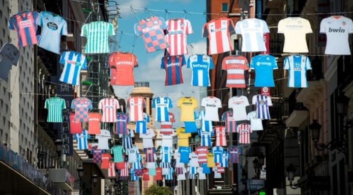 In verschillende Spaanse steden promoot La Liga de competitie met shirts van alle clubs in het straatbeeld.