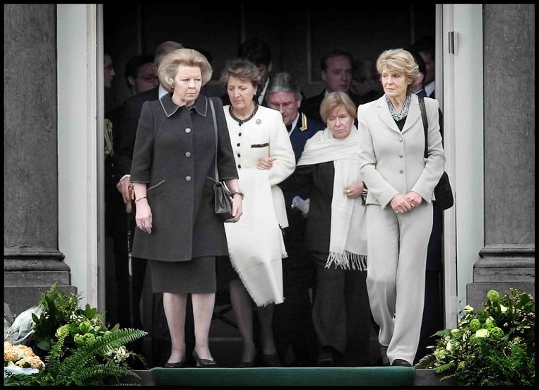 Koningin Beatrix en de prinsessen Irene, Margriet en Christina lopen het bordes af om in de volgauto plaats te nemen voor de uitvaart van prinses Juliana.  Beeld Trouw