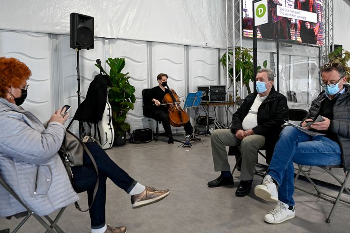 cellist Christoph Bunzendahl, bekend van Night of the Proms, trad 23 maart een uurtje op in de wachtruimte van VacCovid aan Spoor Oost. Het gesmaakte optreden krijgt zo een vervolg met 50 live-optredens.