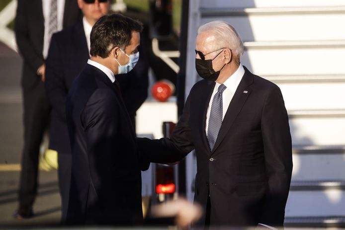 Premier De Croo verwelkomt president Biden in ons land.