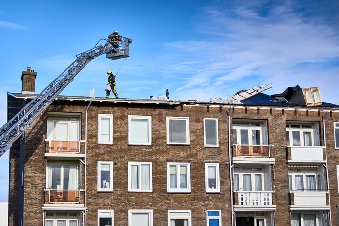 Het dak van een van flat van vier verdiepingen in het Zuid-Hollandse Katwijk waaide door de harde wind van storm Corrie eraf.