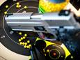 Een voorbeeld van zo’n nepwapen is een airsoftpistool, ook wel bb-gun genoemd. Hiermee kunnen alleen plastic balletjes worden geschoten.