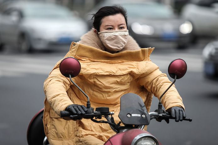 Het straatbeeld in Wuhan vult zich met mensen met een masker voor de mond. Zij dragen het uit angst voor een mogelijke besmetting met het corona-virus. (Foto Getty Images)
