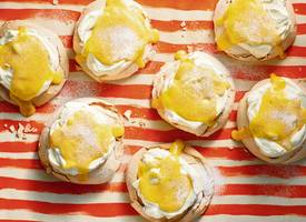 Mini-pavlova’s met oranjebloesemroom