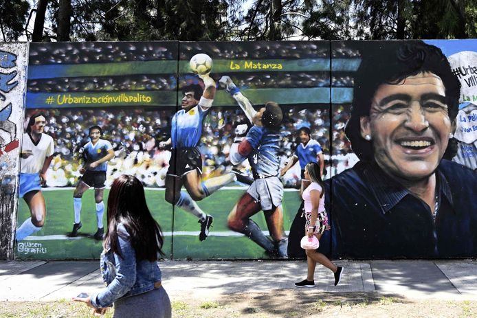 Straatartiest ‘Uasen’ beeldde ook Maradona’s goal met de ‘Hand van God’ af.