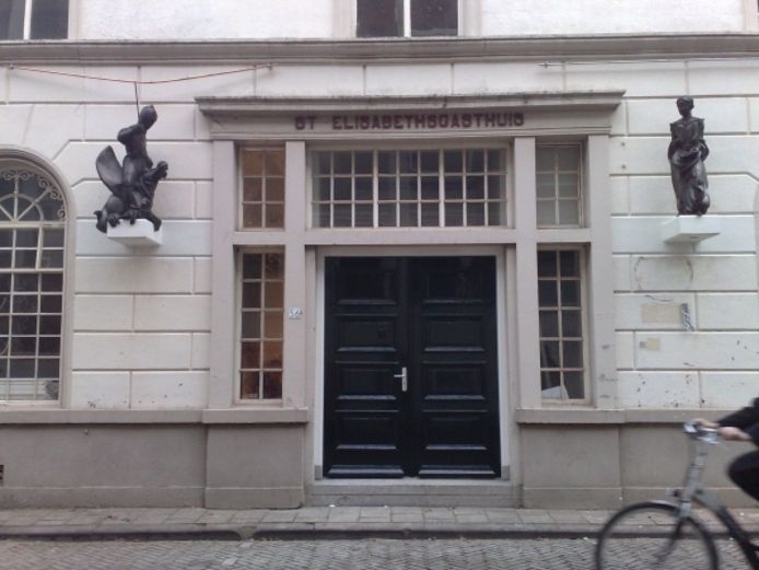 De beelden aan weerszijden van de hoofdingang verbeelden St. Jurien (links) en St. Elisabeth (rechts). Foto Francisca Muller