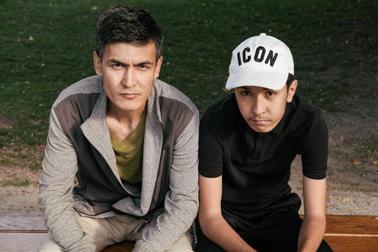 Aziz Heidari (37) en zijn 14-jarige zoon Ali.  Beeld Damon De Backer