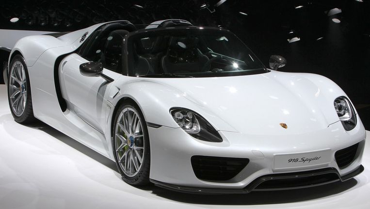 Auto rijdt publiek in bij autoshow Malta - Volkskrant