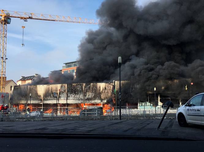 Zware brand legt meubelzaak in Molenbeek in de as: kwaad opzet niet uitgesloten