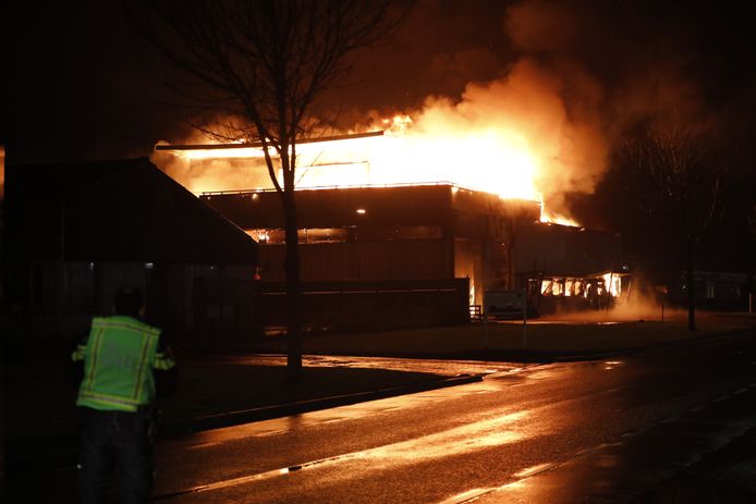 Grote brand in een bedrijfspand in Roosendaal.
