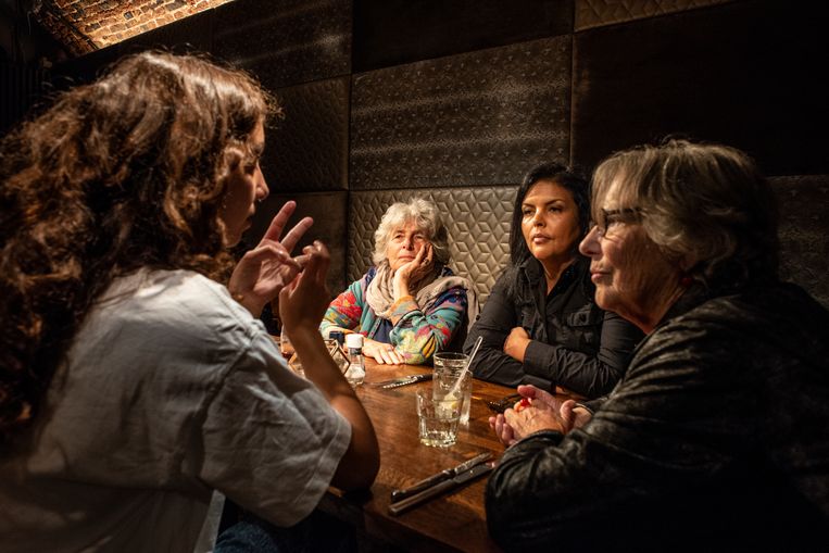 Dolle Mina’s Nel Willekens (links) en Maria Boone (rechts) in gesprek met twee feministes van de huidige generatie, Devika Partiman (op de rug) en Saida Derrazi. Beeld Roos Pierson