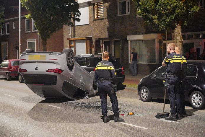 De auto is na de botsing op de kop terechtgekomen op de Marialaan in Nijmegen.
