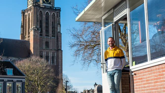 Jasper omarmt zijn werkplek in brugwachtershuisje: ‘Zwaaien naar boten die voorbijkomen’