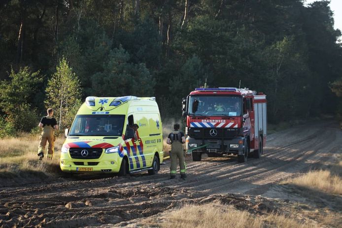 De brandweer heeft de gestrande ambulance uit het zand getrokken.