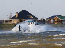 Scheepvaartverkeer op Linge gestremd door hoge water, extra pompen geplaatst in de polder