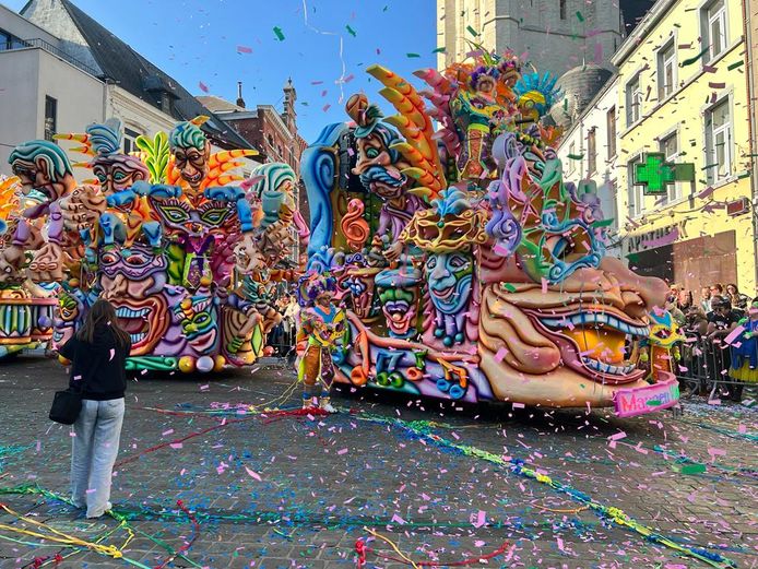 De kleurrijke zondagstoet van carnaval Halle trok onder een stralende zon over de Grote Markt.