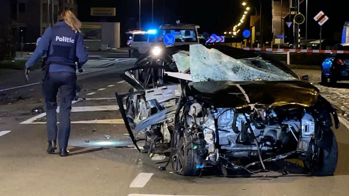 Van de Renault Clio bleef amper nog iets over. De bestuurder kwam als bij wonder weg met lichte verwondingen.