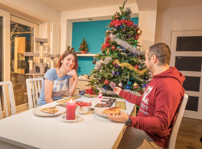 Andrada is met kerst uitgenodigd door Tudor en zijn vriendin.