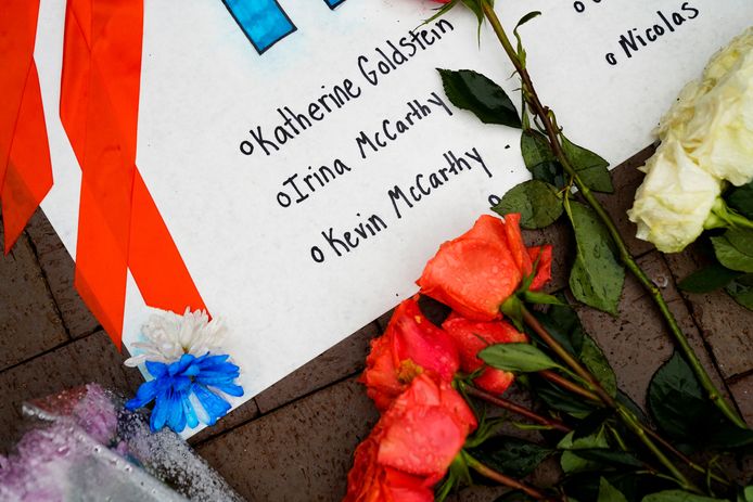 Gedenktekens voor Irina en Kevin McCarthy, twee van de zeven dodelijke slachtoffers van de schietpartij tijdens een vier juli-passage.