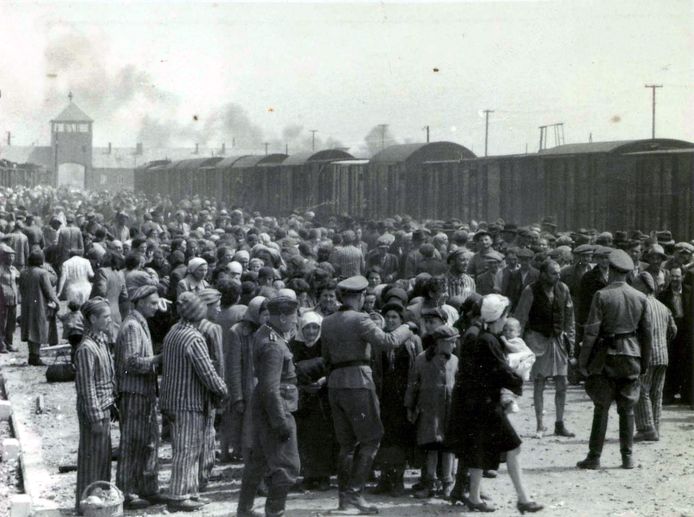 Nazi’s selecteren Joodse gevangenen op het perron van het concentratiekamp Auschwitz-Birkenau in Polen. De foto dateert van 27 mei 1944.