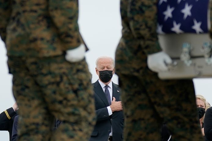 President Biden bij de plechtigheid van Amerikaanse soldaten die zijn omgekomen bij de aanslag in de Afghaanse hoofdstad Kabul.