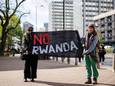Activisten protesteren in Londen tegen het  controversiële 'Rwandaplan' van de Britse regering.