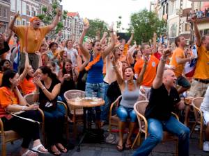 Extra ‘tv-belasting’ overvalt horeca: krijgen we een EK-zomer met minder terrassen voor Oranje-supporters?