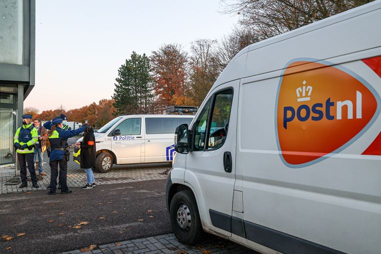 Het depot van PostNL in Wommelgem is sinds 22 november verzegeld.  Beeld Photonews
