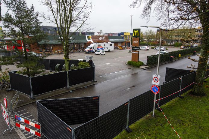 Politie onderzoekt de plek waar woensdagavond twee mannen (57 en 62 jaar) om het leven zijn gekomen bij een schietpartij in de McDonald's.