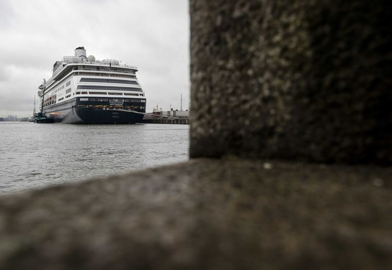  Het cruiseschip de Volendam van de Holland America Line in de Merwehaven, waar Oekraiense vluchtelingen opvangen worden. Beeld Sem van der Wal / ANP