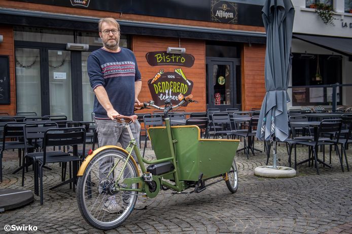 Johan Mertens levert voortaan aan huis met de bakfiets.