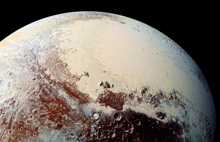 Pluto, zoals ‘ie erbij hing toen ruimteschip New Horizons in 2015 op korte afstand passeerde en een foto schoot.  Beeld AFP