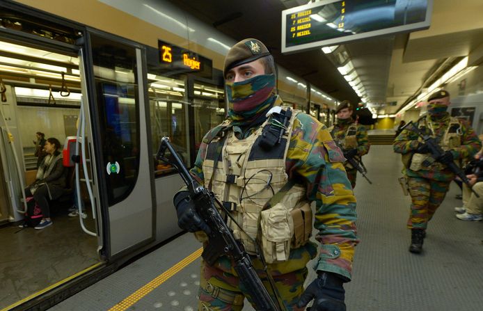 Militairen in het metrostation Montgomery, Brussel. Binnenkort is dat verleden tijd.